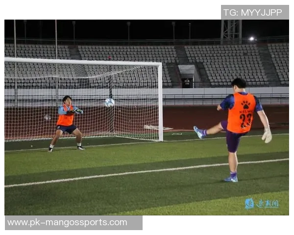 现场热情观众目光紧随足球球星绿茵场上激情对决瞬间